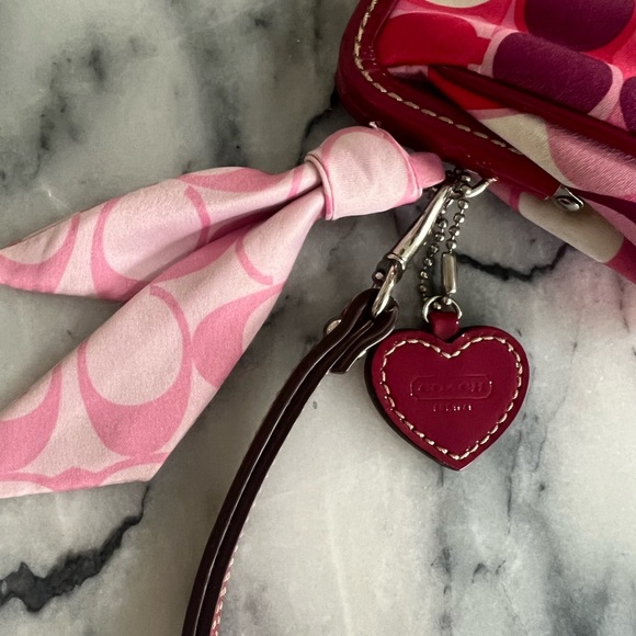 Vintage Satin Coach Wrislet Purse with heart Charm Women's Clutch - Picture 4 of 5